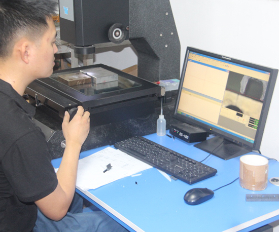 High-precision two-dimensional measuring machine